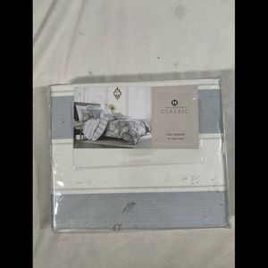 NIB Hotel Collection Classic Serena Striped King‎ Bedskirt